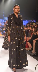 Model walk the ramp at BTFW Finale by Neeta Lulla on 15th Oct 2018 (50)_5bc5995132f1d.jpg