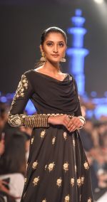 Model walk the ramp at BTFW Finale by Neeta Lulla on 15th Oct 2018 (51)_5bc5995294b17.jpg