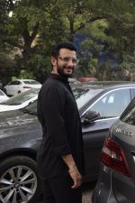 Sharman Joshi spotted at versova on 15th Oct 2018 (8)_5bc59882d37e8.jpg