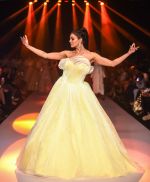 Sushmita Sen walk the ramp at BTFW Finale by Neeta Lulla on 15th Oct 2018 (93)_5bc5996ea2a96.jpg