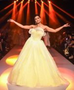 Sushmita Sen walk the ramp at BTFW Finale by Neeta Lulla on 15th Oct 2018 (94)_5bc59971756c8.jpg