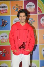 Varun Dhawan at the press conference of vivid shuffle hiphop dance competition in jw marriott juhu on 15th Oct 2018 (31)_5bc59918ee608.jpg