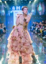 Kalki Koechlin Walk The Ramp As ShowStopper For Designer Delna Poonawala at BTFW on 15th Oct 2018  (4)_5bc6ee2053362.jpg