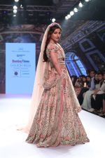 Soha Ali KHan Walk The Ramp At Bombay Times Fashion Week on 15th Oct 2018 (17)_5bc6dba6e1183.jpg