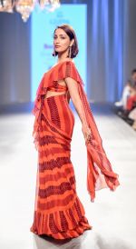 Yami Gautam walk the ramp at Bombay Times Fashion Week (BTFW) 2018 Day 2 for Arpita Mehta Show on 16th Oct 2018  (11)_5bc6dbeed9059.jpg