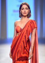 Yami Gautam walk the ramp at Bombay Times Fashion Week (BTFW) 2018 Day 2 for Arpita Mehta Show on 16th Oct 2018  (8)_5bc6dbeb720c8.jpg