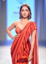 Yami Gautam walk the ramp at Bombay Times Fashion Week (BTFW) 2018 Day 2 for Arpita Mehta Show on 16th Oct 2018  (9)_5bc6dbec90808.jpg