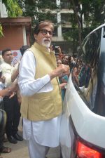 Amitabh Bachchan visit khar for Durga Puja in Mumbai on 17th Oct 2018 (7)_5bc846e590605.jpg