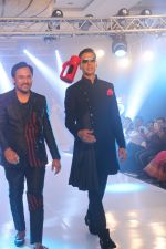 Akshay Kumar walk the ramp during the Exhibit Tech Fashion tour in jw marriott juhu on 18th Oct 2018 (108)_5bc98ae5a557e.jpg