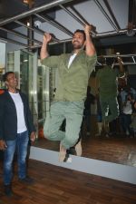 John Abraham at the launch of Vinod Channa_s VC Fitness in khar on 18th Oct 2018 (17)_5bc97d5a9be77.jpg