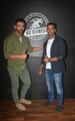 John Abraham at the launch of Vinod Channa_s VC Fitness in khar on 18th Oct 2018 (19)_5bc97d5e6c556.jpg