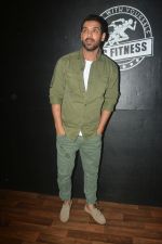 John Abraham at the launch of Vinod Channa_s VC Fitness in khar on 18th Oct 2018 (22)_5bc97d61be8a6.jpg