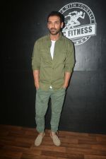 John Abraham at the launch of Vinod Channa_s VC Fitness in khar on 18th Oct 2018 (23)_5bc97d639a40a.jpg