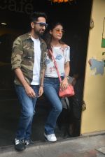 Ayushman khurana with wife Tahira spotted at farmer_s cafe Bandra on 19th Oct 2018 (10)_5bcd8a710fcc6.JPG