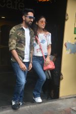 Ayushman khurana with wife Tahira spotted at farmer_s cafe Bandra on 19th Oct 2018 (11)_5bcd8a72f3150.JPG