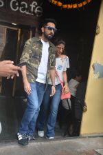 Ayushman khurana with wife Tahira spotted at farmer_s cafe Bandra on 19th Oct 2018 (5)_5bcd8a663225c.JPG
