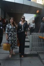 Kareena Kapoor, Soha Ali khan spotted at hakkasan Bandra on 19th Oct 2018 (3)_5bcd8a95b9078.JPG