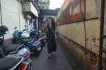 Rhea Chakraborty spotted at bandra on 23rd Oct 2018 (4)_5bd01a96da477.JPG