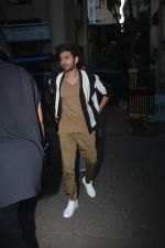 Kartik Aaryan spotted at bandra on 24th Oct 2018 (5)_5bd18a27a0c7c.JPG