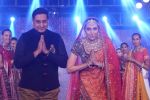 Karisma Kapoor walk The Ramp at The Wedding Junction Show on 26th Oct 2018 (10)_5bd45844315bf.JPG