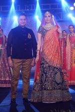 Karisma Kapoor walk The Ramp at The Wedding Junction Show on 26th Oct 2018 (14)_5bd4584a7fbc7.JPG
