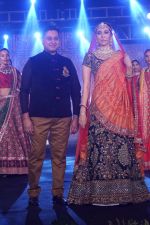 Karisma Kapoor walk The Ramp at The Wedding Junction Show on 26th Oct 2018 (15)_5bd4584c80755.JPG