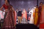 Karisma Kapoor walk The Ramp at The Wedding Junction Show on 26th Oct 2018 (16)_5bd4584ec7e15.JPG