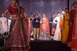 Karisma Kapoor walk The Ramp at The Wedding Junction Show on 26th Oct 2018 (17)_5bd45850eaa50.JPG
