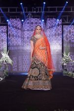 Karisma Kapoor walk The Ramp at The Wedding Junction Show on 26th Oct 2018 (2)_5bd4583012ee7.JPG