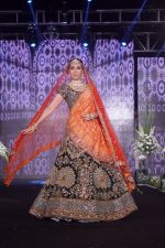 Karisma Kapoor walk The Ramp at The Wedding Junction Show on 26th Oct 2018 (5)_5bd45838bfd0b.JPG