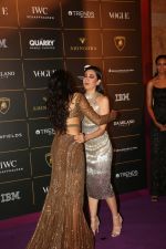 Janhvi Kapoor, Karisma Kapoor at The Vogue Women Of The Year Awards 2018 on 27th Oct 2018 (198)_5bd6d4d00a0d6.JPG