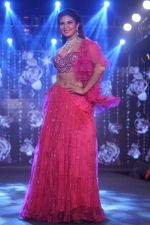 Jacqueline Fernandez The Ramp As ShowStopper For Designer Shehlaa Khan At The Wedding Junction Show on 28th Oct 2018 (7)_5bd81cc3773aa.JPG