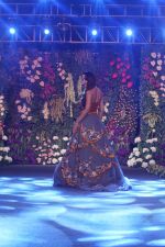 Malaika Arora Walk The Ramp As ShowStopper For Designer Kehia At The Wedding Junction Show on 28th Oct 2018 (15)_5bd81cad6d84f.JPG