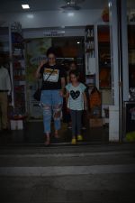 Manyata Dutt with daughter Iqra spotted at bandra on 1st Nov 2018 (6)_5bdc19344dc49.JPG