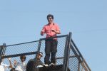 Shahrukh Khan And AbRam WAVES At FANS Outside Mannat 53rd Birthday Celebration With Fans on 2nd Nov 2018 (43)_5bdfe6cc4cef6.JPG