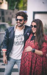 Neha Dhupia and Kartik Aaryan spotted before the recording of her podcast - No Filter Neha - Season 3 in Khar on 10th Nov 2018(14)_5be92c1be6b07.jpg