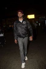 Kunal Kapoor spotted at airport on 11th Nov 2018 (5)_5bea70410bd79.JPG