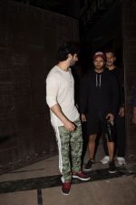 Varun Dhawan Spotted At Gym In Juhu on 14th Nov 2018 (5)_5bed2836e5e1c.JPG
