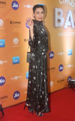 Karisma Kapoor at The Red Carpet Of The World Premiere Of Cirque Du Soleil Bazzar on 14th Nov 2018 (16)_5bee6504bd80e.jpg