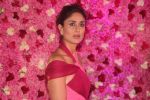 Kareena Kapoor at the Red Carpet of Lux Golden Rose Awards 2018 on 18th Nov 2018 (82)_5bf3a7407e5e6.jpg