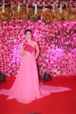 Kareena Kapoor at the Red Carpet of Lux Golden Rose Awards 2018 on 18th Nov 2018 (84)_5bf3a745dc30a.jpg