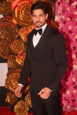 Sidharth Malhotra at the Red Carpet of Lux Golden Rose Awards 2018 on 18th Nov 2018 (74)_5bf3a9492c9a9.jpg