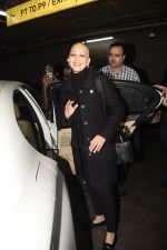Sonali Bendre returns from USA after her treatment on 2nd Dec 2018 (19)_5c076e65376fb.JPG
