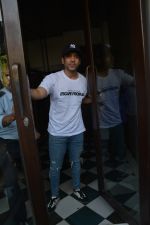 Tusshar Kapoor Spotted At Bastian In Bandra on 2nd Dec 2018 (1)_5c076fa618c75.JPG