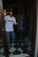 Tusshar Kapoor Spotted At Bastian In Bandra on 2nd Dec 2018 (2)_5c076fa824d89.JPG