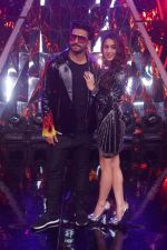 Ranveer Singh, Sara Ali Khan At the Promotion of Film SIMMBA On the Sets Of Indian Idol on 13th Dec 2018 (22)_5c121ba6e38e4.JPG