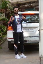 Vicky Kaushal spotted at sunny sound juhu on 15th Dec 2018 (4)_5c17442304be9.JPG