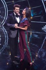 Katrina Kaif, Manish Paul with team Zero on the sets of Indian Idol Grand Finale in Yashraj Studio, Andheri on 19th Dec 2018 (53)_5c1b381ecf8ef.JPG