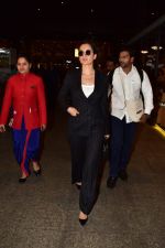 Kangana Ranaut spotted at airport on 2nd Jan 2019 (2)_5c2cc9e435112.jpg