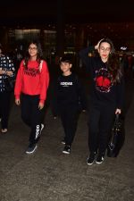 Karishma Kapoor spotted at airport with her family on 2nd Jan 2019 (1)_5c2cc9ef30fa0.jpg